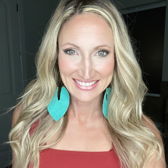 Meet your Posher, Amanda - Picture 2 of 15